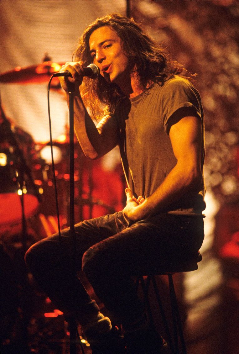 Eddie Vedder van Pearl Jam, tijdens MTV Unplugged in 1992 in New York City.   Beeld WireImage