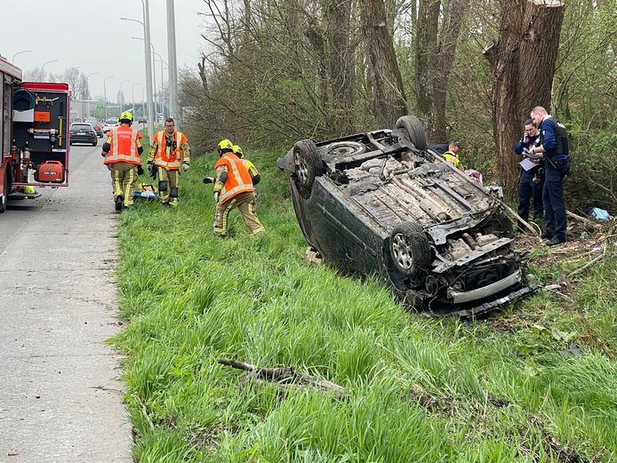 LENDELEDE: de Peugeot Partner ging over de kop en belandde ondersteboven in de gracht.