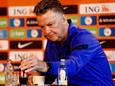 Persconferentie oor Nederland-Denemarken 
Bondscoach Louis van Gaal laat aan de hand van 3 flesjes zien hoe hij de tactiek ziet
Foto ; Pim Ras