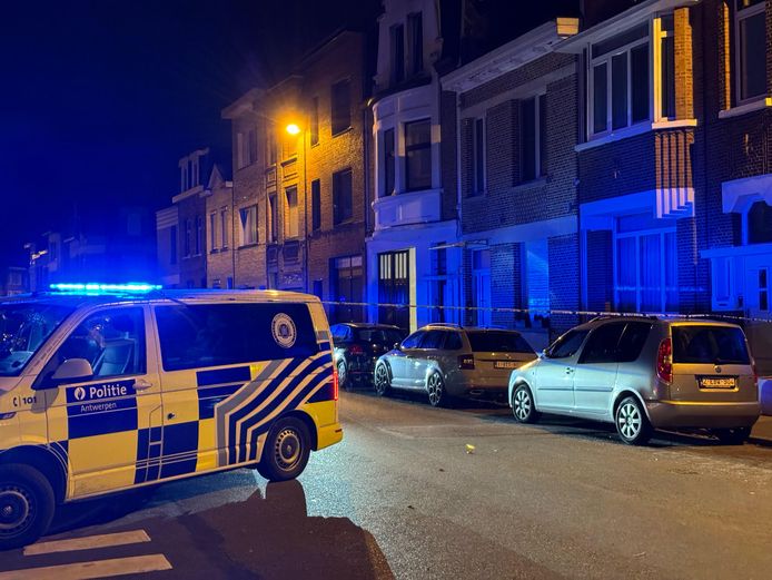 In de Van Loenhoutstraat in Antwerpen werd zondagavond een geknevelde man aangetroffen.