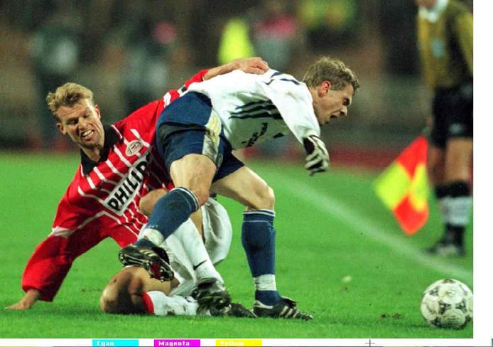 Arthur Numan in duel met Oleh Loezjny tijdens het duel PSV - Dynamo Kiev op 28 november 1997.