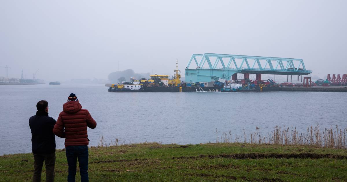 Eerste brug is opgeladen; invaren bruggen en sluisdeuren in Nieuwe ...