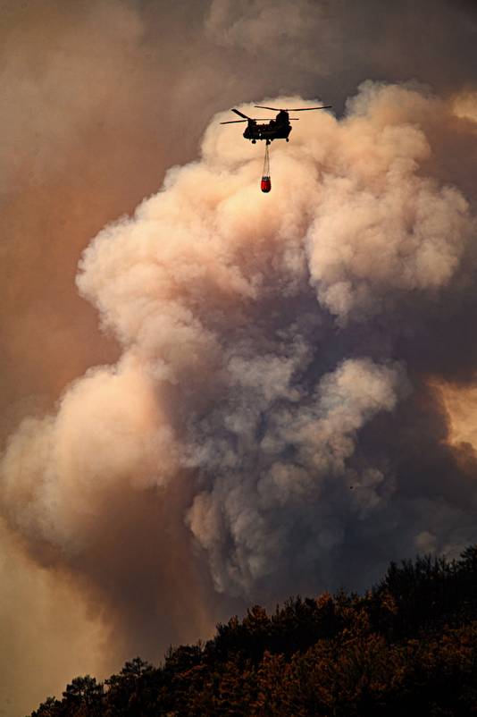 Helikopter pemadam kebakaran mencoba memadamkan kebakaran hutan yang mengamuk untuk hari keempat di Taman Nasional Dadia, Yunani utara.