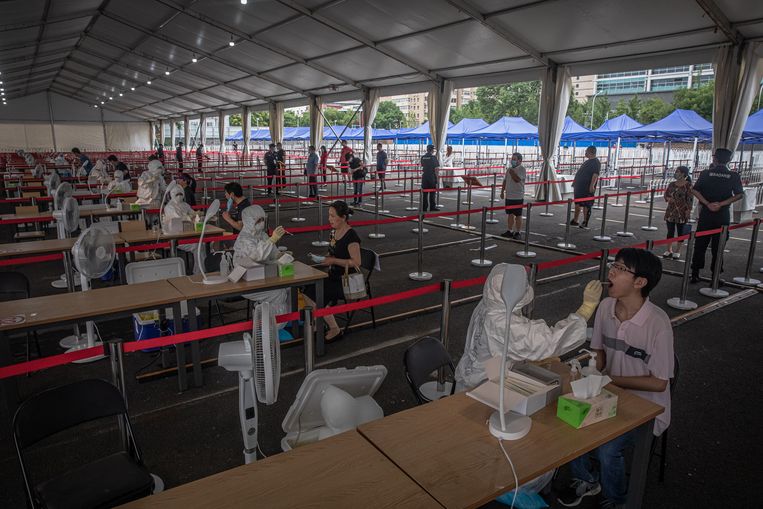 Een tijdelijke ruimte om coronatests uit te voeren in Beijing, afgelopen juni. Beeld Hollandse Hoogte / EPA