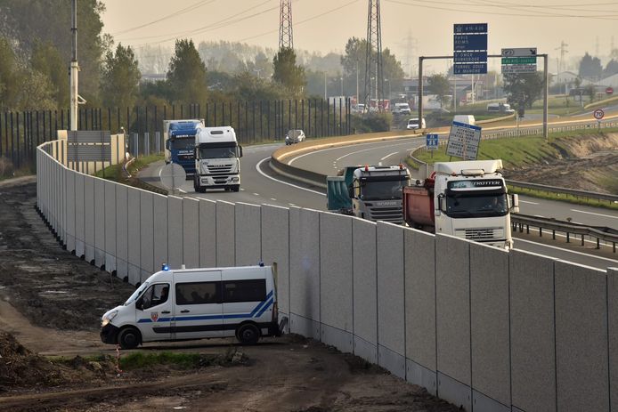 Een muur langs de autostrade in Calais moet verhinderen dat migranten over de snelweg lopen.