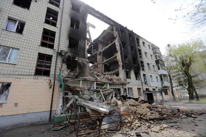 Sebuah kompleks apartemen di Borodianka, barat laut Kyiv, hancur.