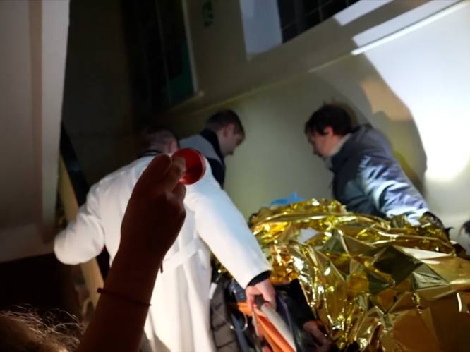 Hulpverleners werken in het donker en liften werken niet: 13-jarige zwaargewonde patiënt wordt op brancard trap opgedragen in Cherson