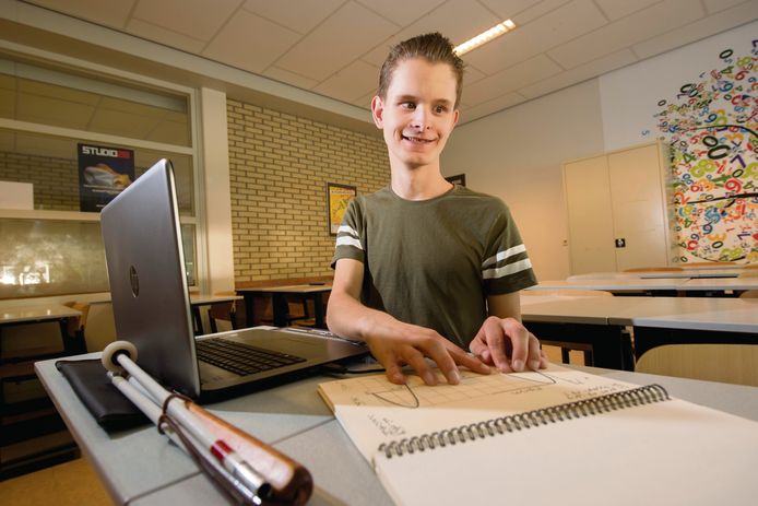 Chris Geven krijgt grafieken in voelbaar reliëf. Zo kan hij ook examen wiskunde doen.