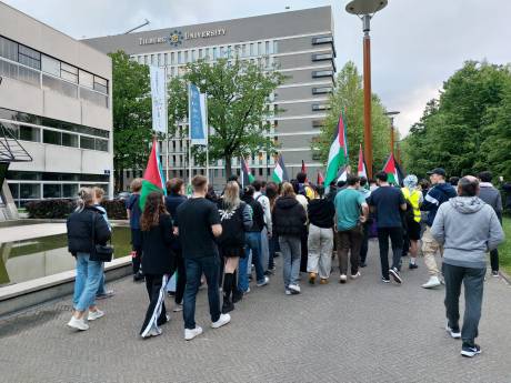 Ruim honderdvijftig pro-Palestijnse demonstranten op universiteit in Tilburg: ‘Als ze onze eisen niet inwilligen, dan bezetten we de campus’