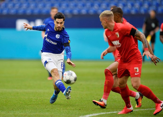 Suat Serdar, hier links op de foto, in actie tegen Augsburg.