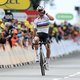 Alaphilippe voert nummer op en pakt de gele trui na turbulente openingsrit met twee massale valpartijen