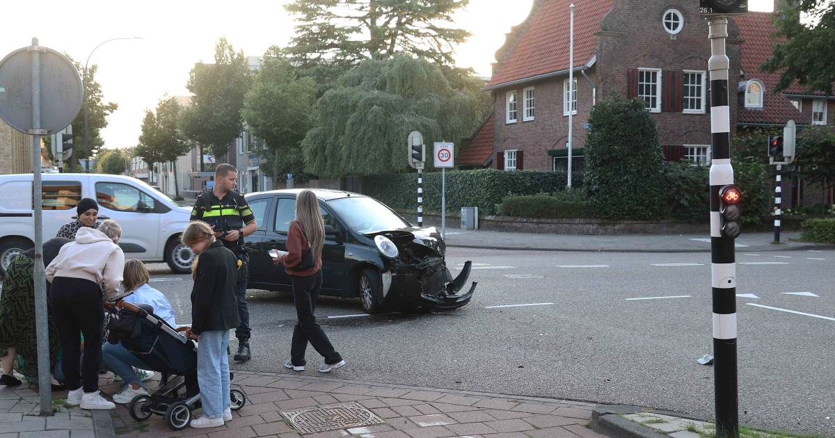 Auto en stadsbus in botsing in Waalwijk, één persoon gewond.