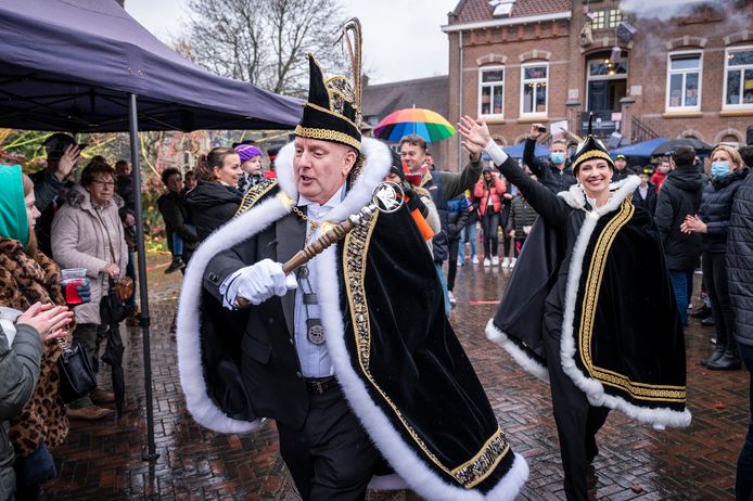 De onthulling van prins Alex d'n Urste en adjudant Marlou van de Doordouwers (Lithoijen) gebeurde vanwege de coronamaatregelen overdag en in de open lucht.