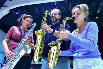 Volwassenen wagen zich tussen kinderen in opleidingsorkest: ‘Minstens zo goed als een yogales’