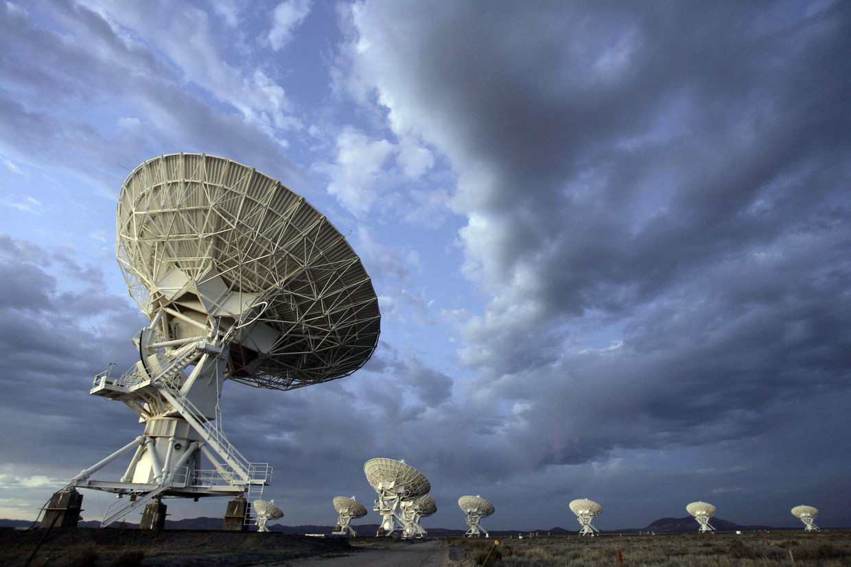 Een rij aan radiotelescopen luistert vanuit New Mexico naar eventuele geluiden van buitenaards leven.