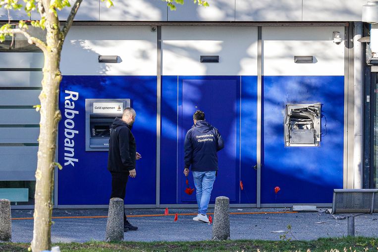 Schade aan de geldautomaat van de Rabobank op het Buikslotermeerplein na de plofkraak van zaterdagnacht 18 april 2020. Beeld Marco Keyzer