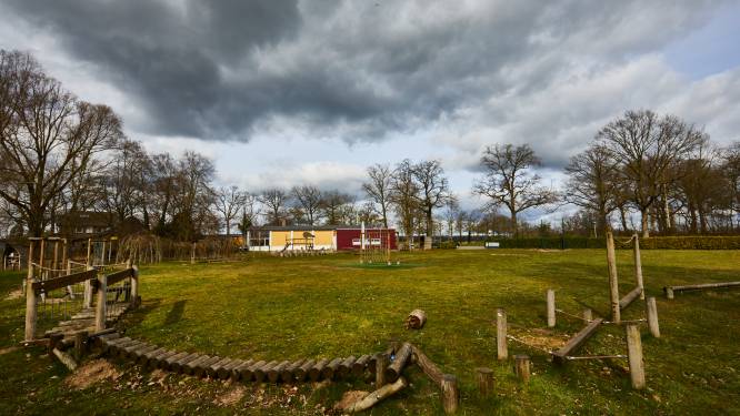 Dorpsschool Nettelhorst heeft ondanks grote belangstelling te weinig leerlingen en dreigt te verdwijnen: ,,De klok tikt, we krijgen geen eerlijke kans”