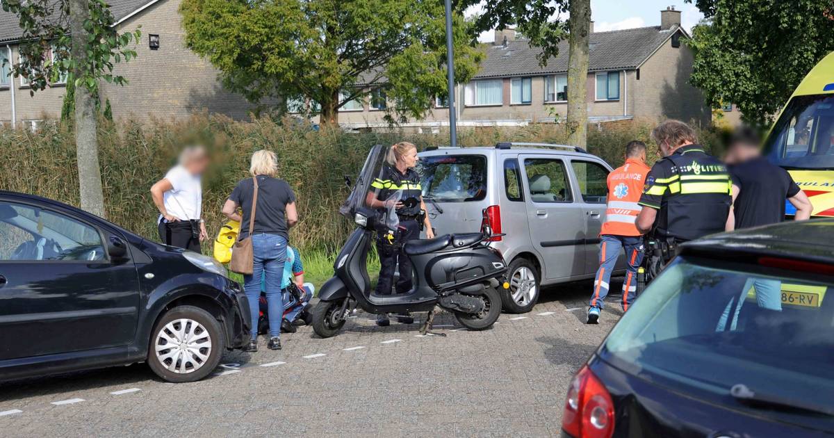 Scooterrijder nagekeken door hulpverleners na aanrijding met auto in Waalwijk.