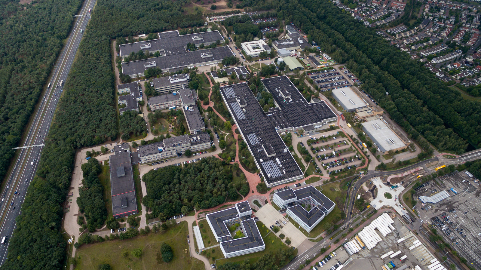 Luchtfoto van de Philips-campus in Best.