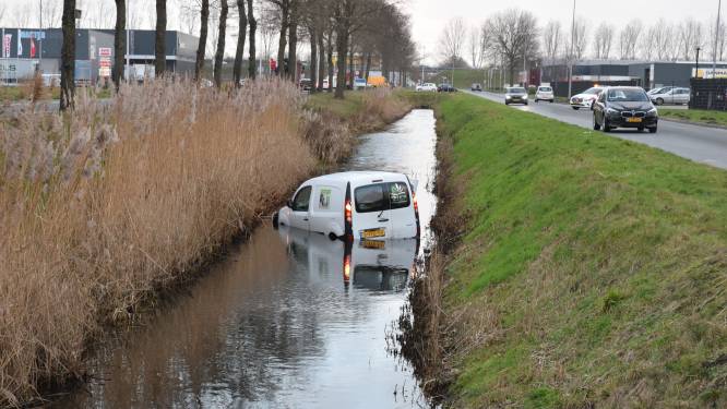 Automobilist belandt met voertuig in het water na ongeval in Almelo