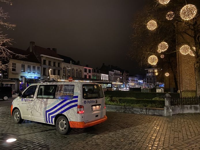 Een politiecombi op de Grote Markt in Turnhout