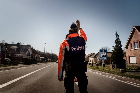 Politiecontroles aan de grens met Nederland, archiefbeeld van tijdens de eerste coronagolf in het voorjaar.