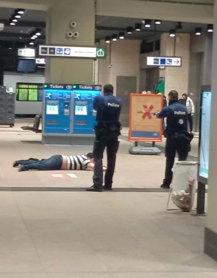 De verdachte kon vrijwel onmiddellijk overmeesterd worden.
 Beeld RV