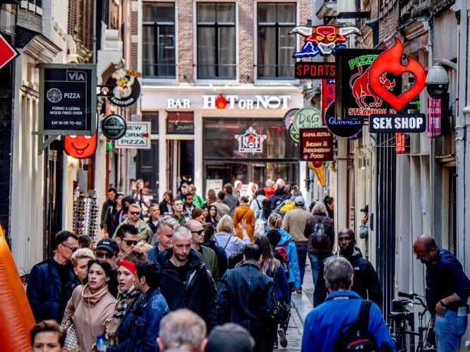Niet langer ‘koekeloeren bij de hoeren’: Amsterdam maakt eind aan rondleidingen langs ramen op de Wallen