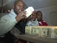 Floyd Mayweather sort un million de dollars en cash