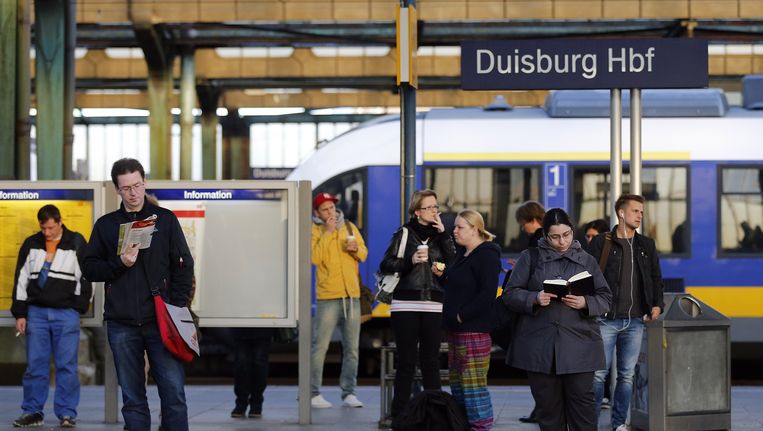 Wachtende treinreizigers op het station van Duisburg. Beeld ap