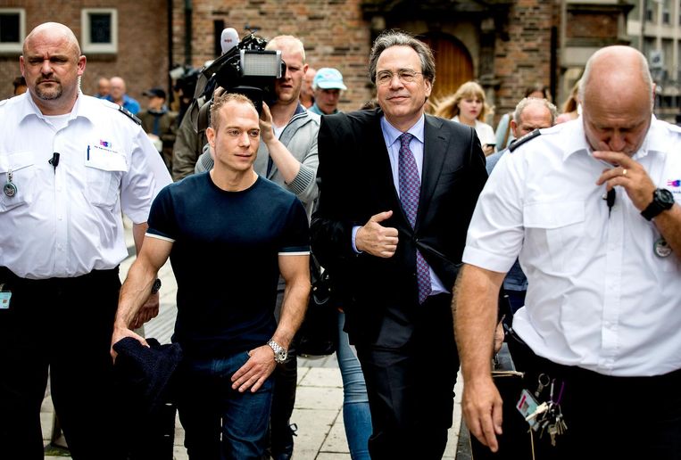 Yuri van Gelder en zijn advoaat Cor Hellingman verlaten de rechtbank van Arnhem na afloop van het kort geding. De turner spande een kort geding aan tegen NOC NSF om alsnog deel te mogen nemen aan de toestelfinale (ringen) bij de Olympische Spelen in Rio de Janeiro. Beeld anp