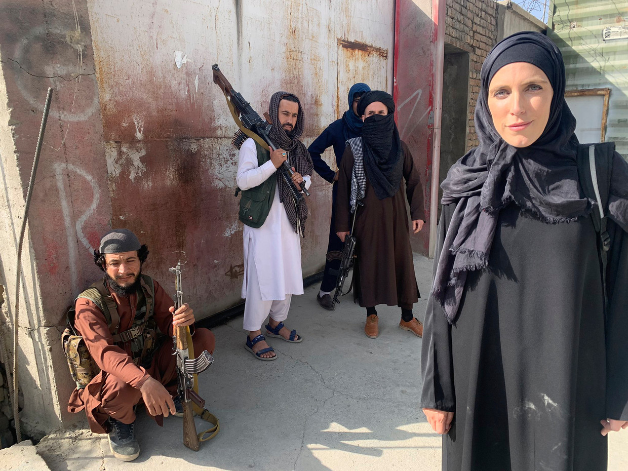 Clarissa Ward in Kaboel (Afghanistan) bij de machtsovername van de taliban. ‘Een van de belangrijkste dingen die ik kan doen als journalist, is de menselijke kant tonen en vooroordelen in vraag stellen.’ Beeld AP