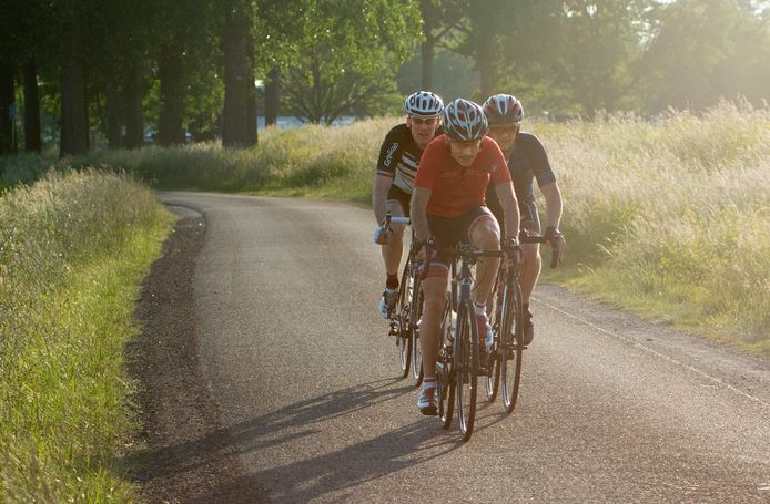 Wielrenners aan de Oijense Bovendijk te Oijen.
Fotograaf: Van Assendelft/Jeroen Appels