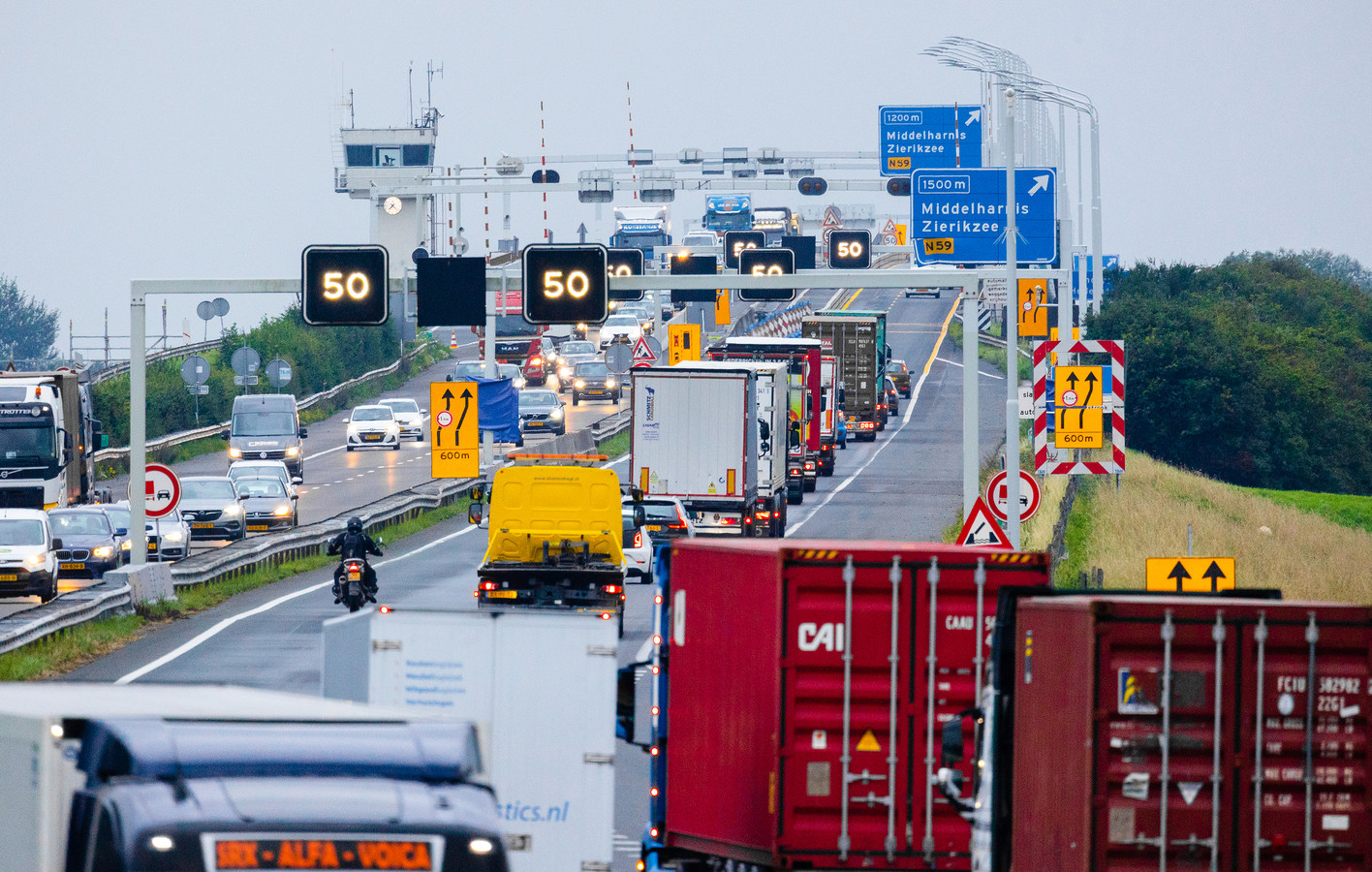 Eerste ochtendspits met versmalling op Haringvlietbrug ...