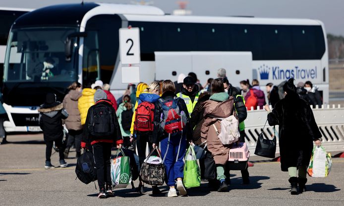 Vluchtelingen uit Oekraïne laten zich registreren op de voormalige Duitse luchthaven Tegel om van daaruit verder te reizen.