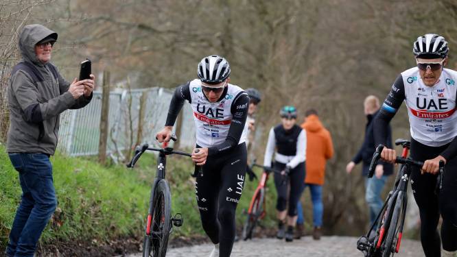 Les pavés glissants du Koppenberg: même Tadej Pogacar a dû mettre pied à terre
