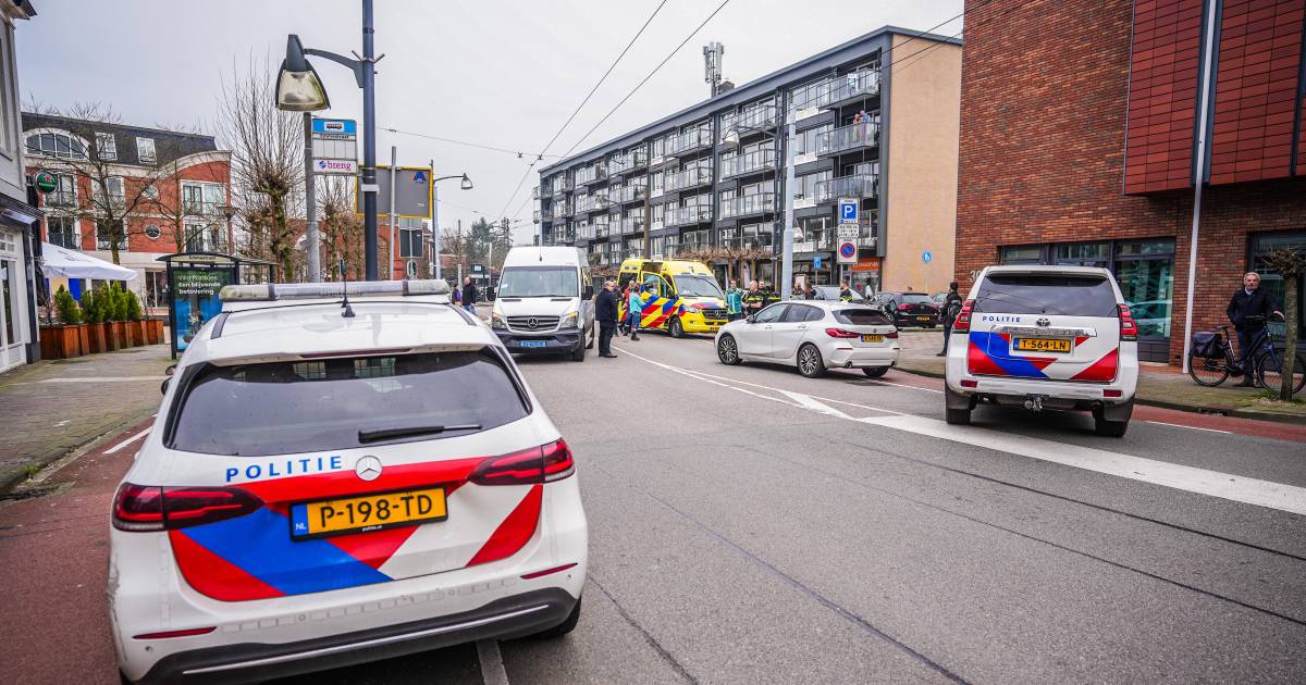 Vrouw zwaargewond na aanrijding met taxibus: fikse verkeershinder in centrum.