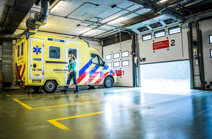 Een ambulance komt aan bij de spoedeisende hulp van het Albert Schweitzer ziekenhuis in Dordrecht. Archiefbeeld ter illustratie.