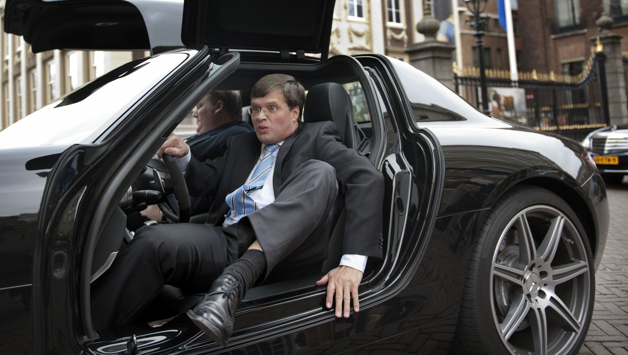 Voormalig premier Balkenende kreeg bij zijn afscheid als premier een ritje aangeboden in een Mercedes. Beeld ANP