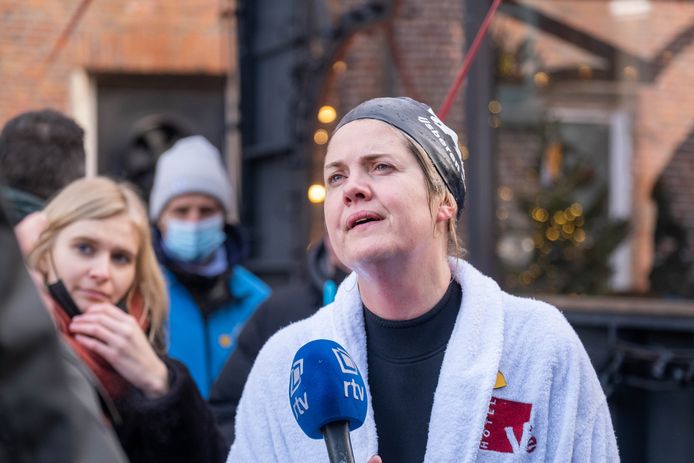 Zes presentatoren van De Warmste Week waagden zich aan een ijsberenduik in de Dijle.