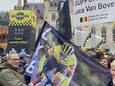 Supporters van Luca Van Boven verzamelen op de Markt in Brugge bij de start van de Ronde van Vlaanderen.