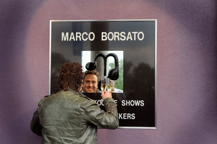 Marco Borsato heft het glas bij de onthulling van de speciale gevelsteen voor 25 uitverkochte shows in GelreDome, in 2011. Het ereteken wordt mogelijk verwijderd nu de zanger wordt beschuldigd van grensoverschrijdend seksueel gedrag.