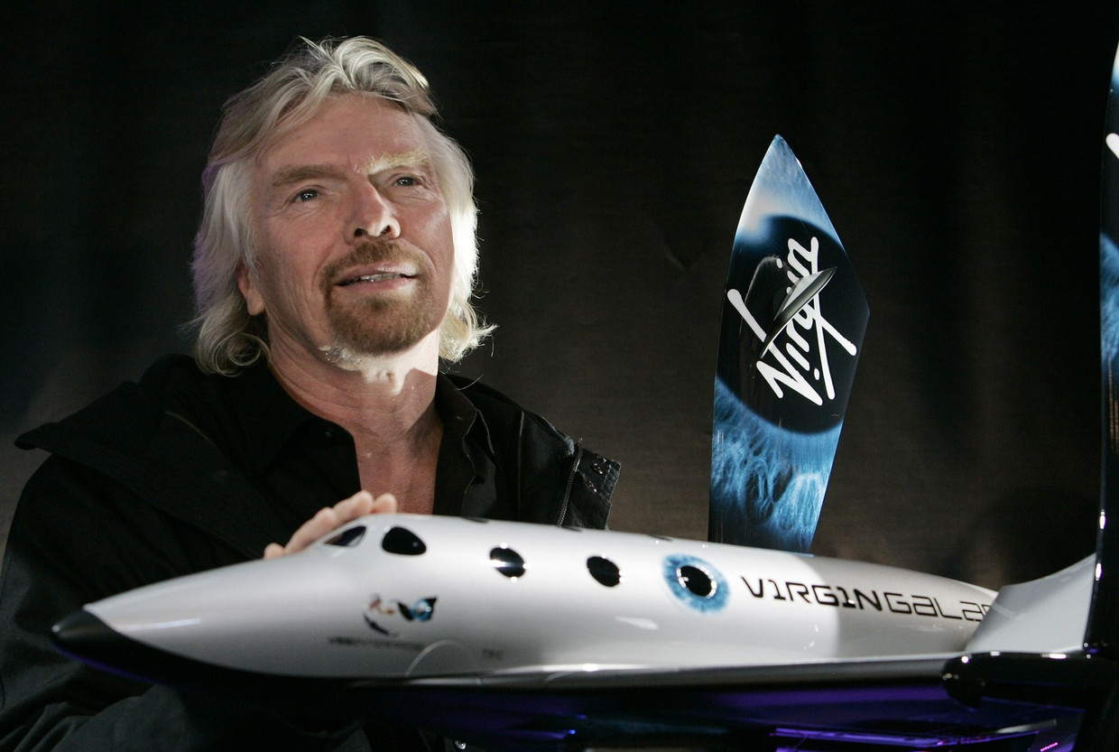 Sir Richard Branson, oprichter van Virgin Galactic, met een model van SpaceShipTwo Beeld belga