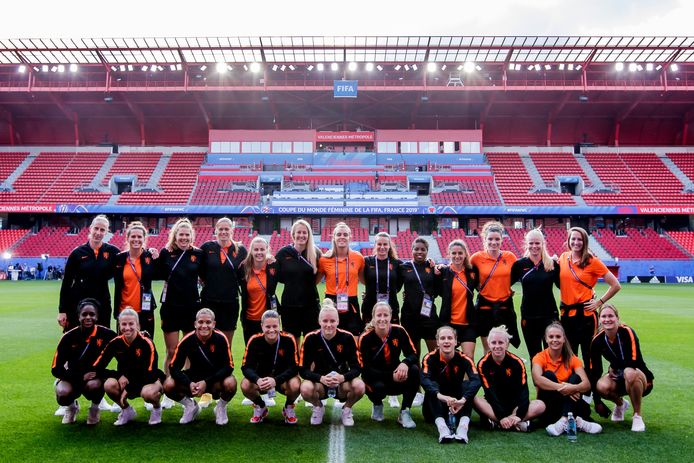 Liza van der Most (onderste rij, eerste van links) met de Oranje-selectie.