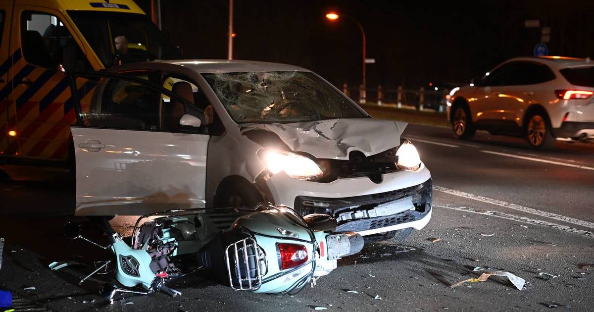 Twee personen ernstig gewond na ongeval op Van Rechteren Limpurgsingel in Almelo.