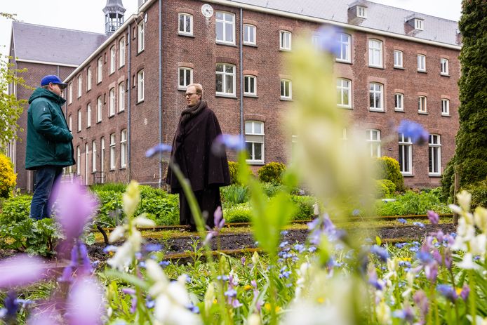 Broeder Hans-Peter Bartels in gesprek met bezoeker Meine Meines uit Hoogland die de Open Koostertuin van San Damiano bezocht.