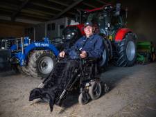 Verlamde boer Arie (78) kan dankzij aangepaste trekker weer land bewerken: ‘Kan zo poosje doorgaan’
