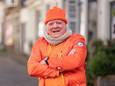 Frans van Hal in zijn oranje kloffie in de Bloemendalsestraat: ,,Als ik dit pak aan heb, voel ik me helemaal oké.”