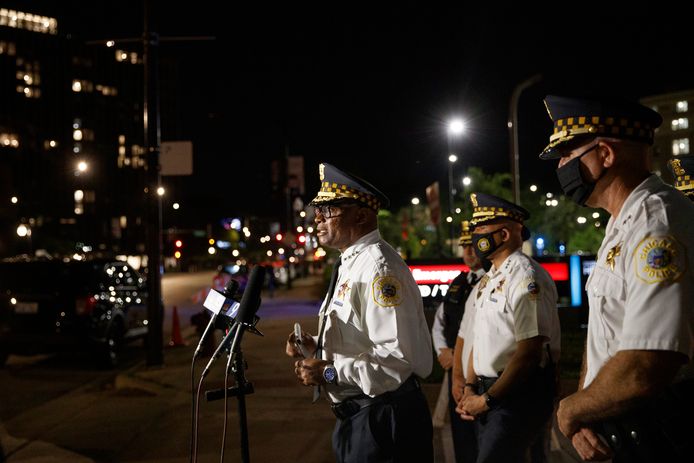 De politie staat de pers te woord aan een ziekenhuis in Chicago, waar twee agenten naartoe werden gebracht nadat ze werden neergeschoten toen ze een menigte uiteen probeerden te drijven.