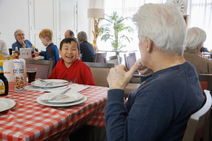 Leerlingen van De Vincent aten een pannenkoekje samen met ouderen in de Linde.